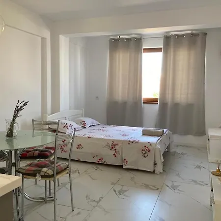 Garsoniera Lux شقة *